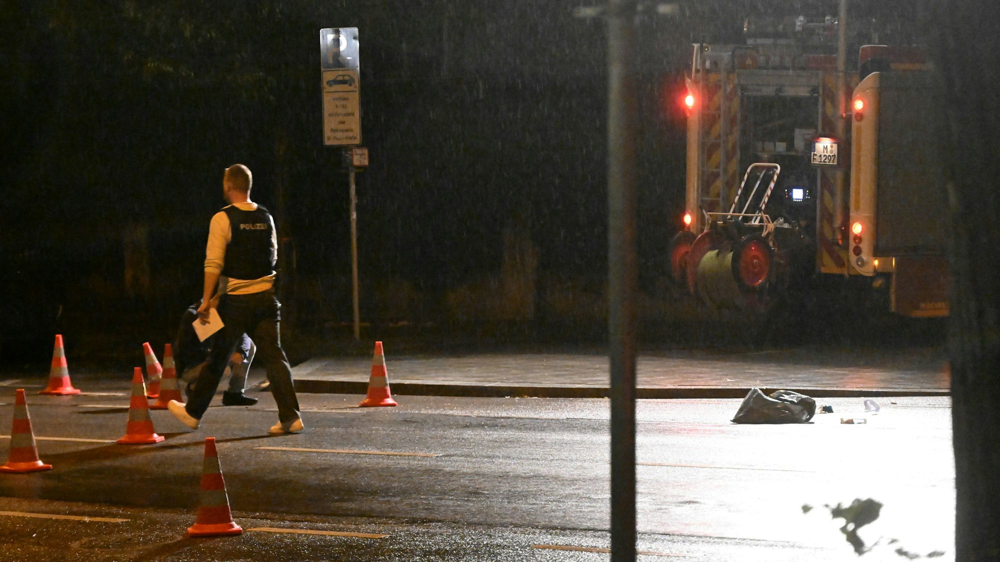 07.06.2025, Bayern, München: Polizisten arbeiten auf der Straße. Nach Messerangriffen auf mehrere Menschen ist an der Theresienwiese in München eine Frau von der Polizei erschossen worden. Foto: Felix Hörhager/dpa +++ dpa-Bildfunk +++