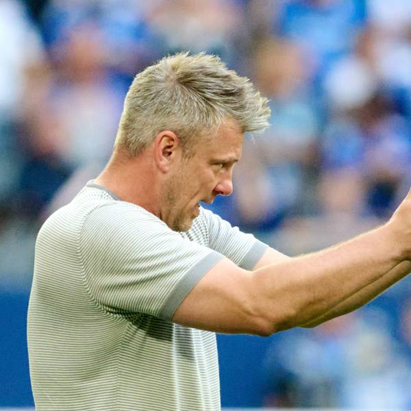 ARCHIV - 02.05.2025, Nordrhein-Westfalen, Gelsenkirchen: Fußball: 2. Bundesliga, FC Schalke 04 - SC Paderborn 07, 32. Spieltag, Veltins Arena. Paderborns Trainer Trainer Lukas Kwasniok zeigt nach dem Tor zum 1:0 beide erhobenen Daumen. (zu dpa: ««Bombastischer Verein» FC: Kwasniok erhält Bundesliga-Chance») Foto: Bernd Thissen/dpa +++ dpa-Bildfunk +++