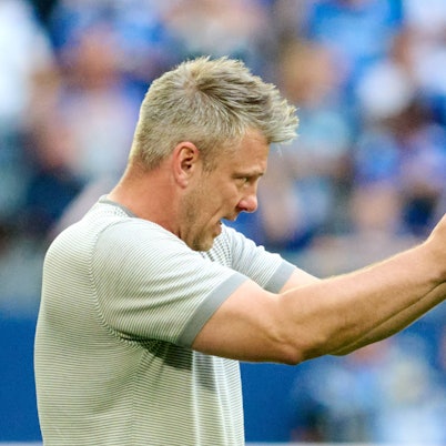 ARCHIV - 02.05.2025, Nordrhein-Westfalen, Gelsenkirchen: Fußball: 2. Bundesliga, FC Schalke 04 - SC Paderborn 07, 32. Spieltag, Veltins Arena. Paderborns Trainer Trainer Lukas Kwasniok zeigt nach dem Tor zum 1:0 beide erhobenen Daumen. (zu dpa: ««Bombastischer Verein» FC: Kwasniok erhält Bundesliga-Chance») Foto: Bernd Thissen/dpa +++ dpa-Bildfunk +++