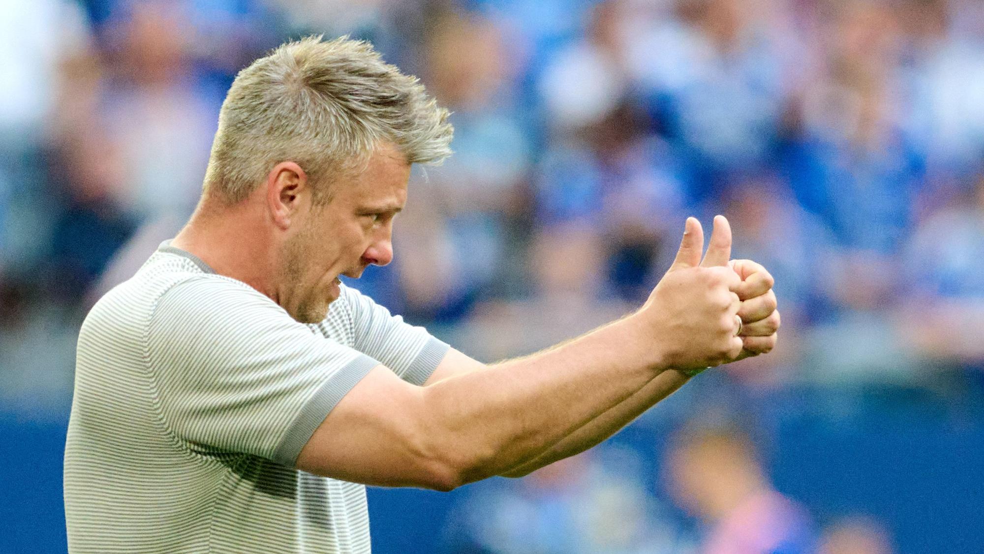 ARCHIV - 02.05.2025, Nordrhein-Westfalen, Gelsenkirchen: Fußball: 2. Bundesliga, FC Schalke 04 - SC Paderborn 07, 32. Spieltag, Veltins Arena. Paderborns Trainer Trainer Lukas Kwasniok zeigt nach dem Tor zum 1:0 beide erhobenen Daumen. (zu dpa: ««Bombastischer Verein» FC: Kwasniok erhält Bundesliga-Chance») Foto: Bernd Thissen/dpa +++ dpa-Bildfunk +++