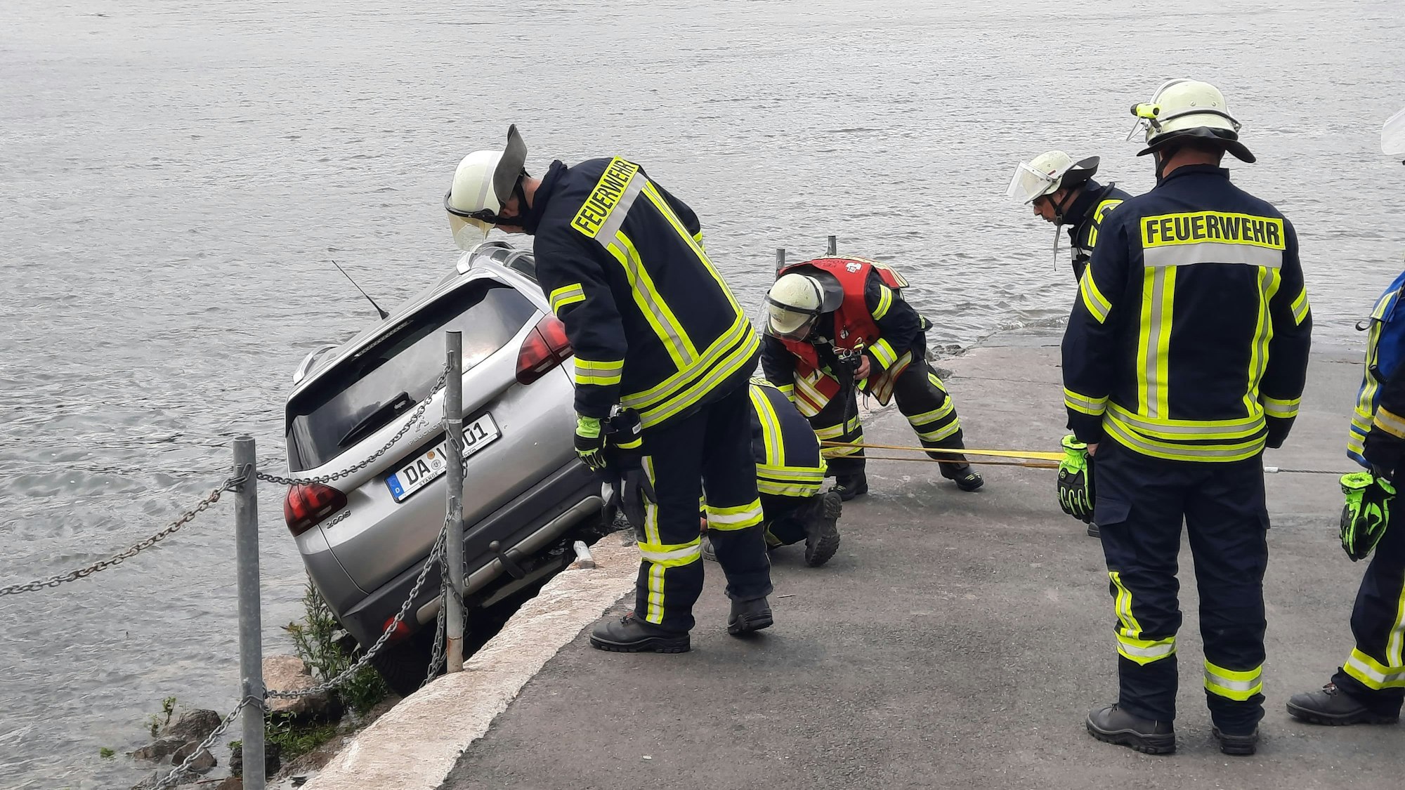 Ein Fahrzeug ist bei Niederdollendorf fast in den Rhein gerollt.