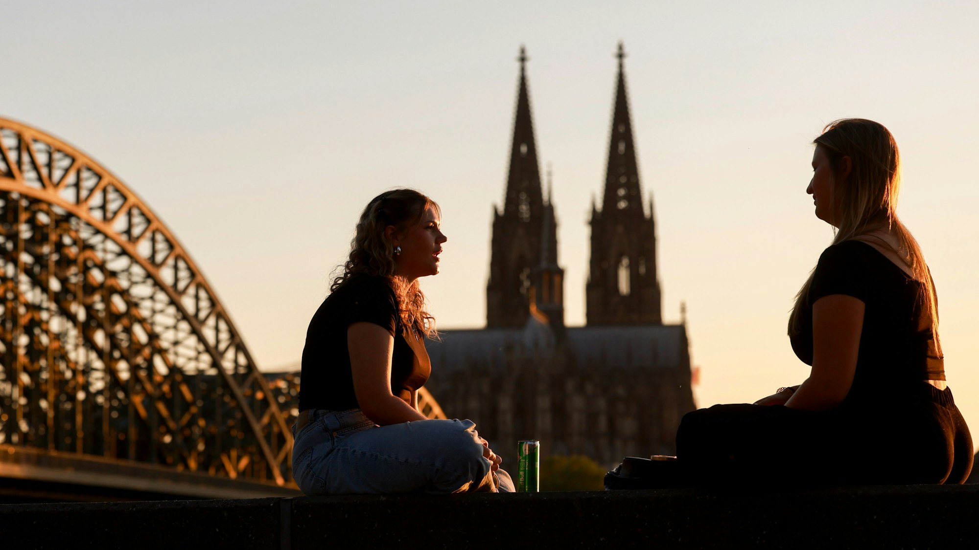 13.05.2025, Köln: Abendstimmung am Rhein auf der Deutzer Seite.
Foto: Michael Bause