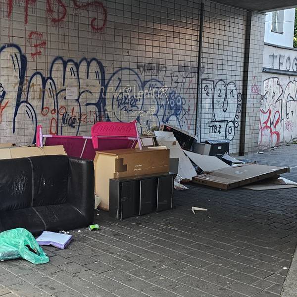 „WEIDENGASSE Köln, ein weiteres Gesicht der wohl hässlichsten und dreckigsten Möchtegern- Stadt Deutschlands ....“