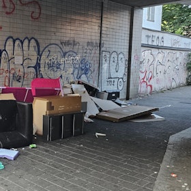 „WEIDENGASSE Köln, ein weiteres Gesicht der wohl hässlichsten und dreckigsten Möchtegern- Stadt Deutschlands ....“