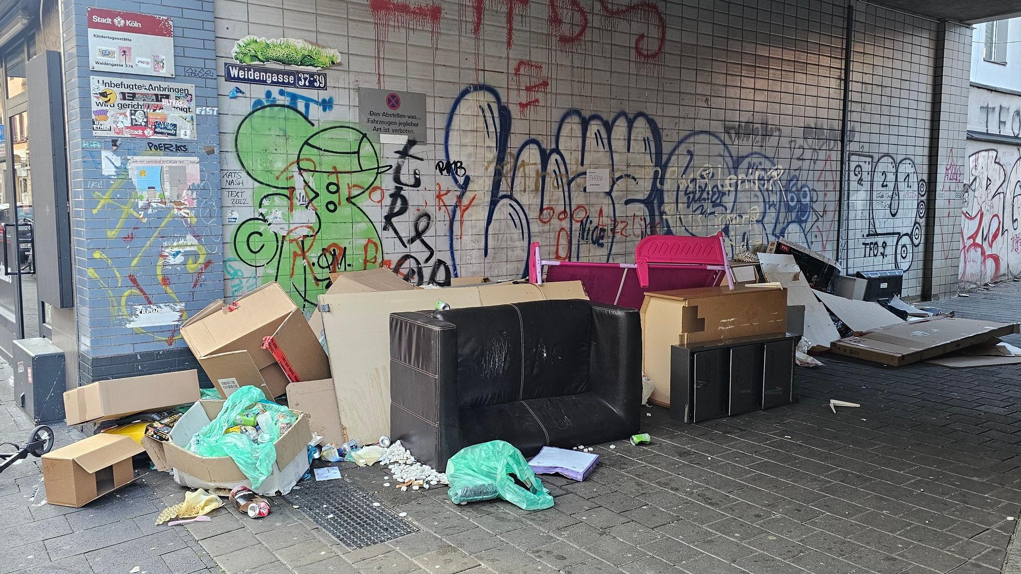 „WEIDENGASSE Köln, ein weiteres Gesicht der wohl hässlichsten und dreckigsten Möchtegern- Stadt Deutschlands ....“