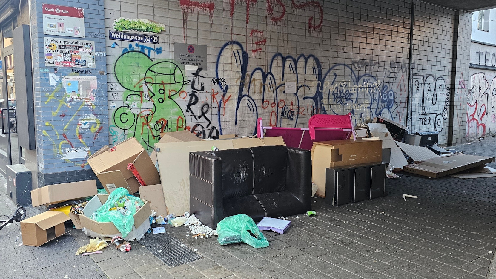 „WEIDENGASSE Köln, ein weiteres Gesicht der wohl hässlichsten und dreckigsten Möchtegern- Stadt Deutschlands ....“