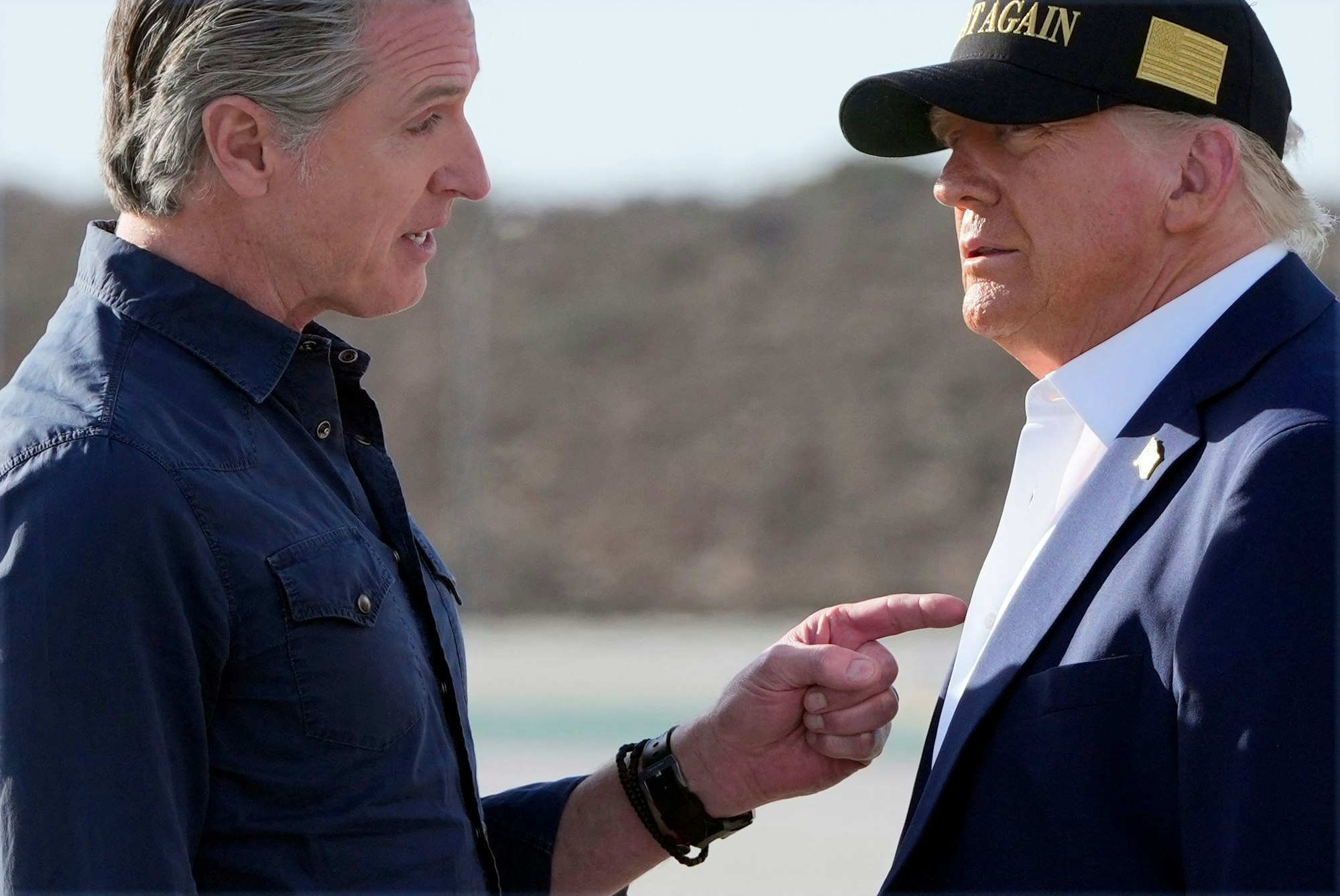 Kaliforniens Gouverneur Gavin Newsom (l) ist ein profilierter Gegner Donald Trumps. (Archivbild)