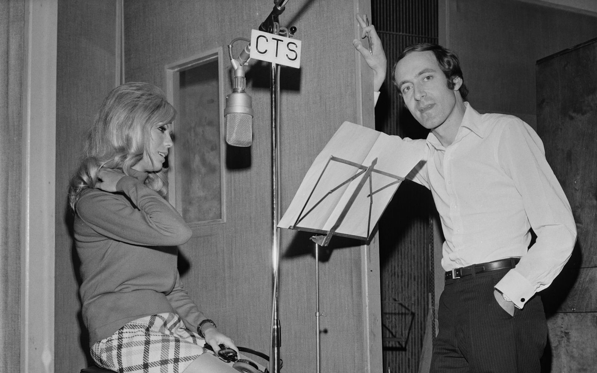 Gefragter Star: Nancy Sinatra nimmt 1967 gemeinsam mit Komponist John Barry den James-Bond-Song „You Only Live Twice“ auf. (Bild: Harry Dempster/Daily Express/Hulton Archive/Getty Images)