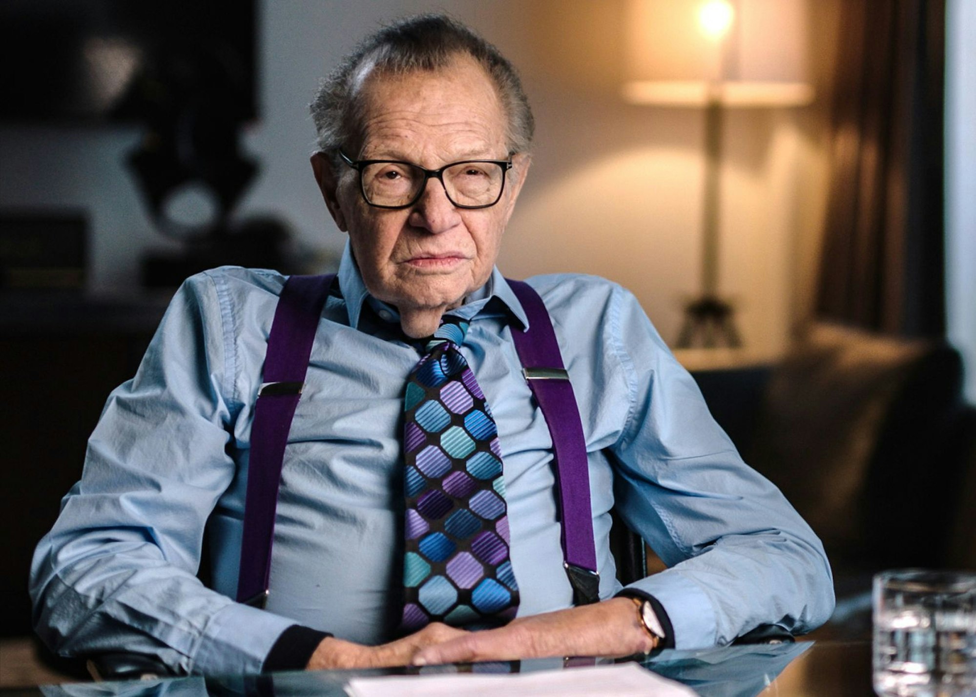 Auch der verstorbene TV-Moderator Larry King kommt in der Dokumentation zu Wort - mit einer neuen Perspektive auf die Ereignisse. (Bild: Crime + Investigation / A+E Global Media)