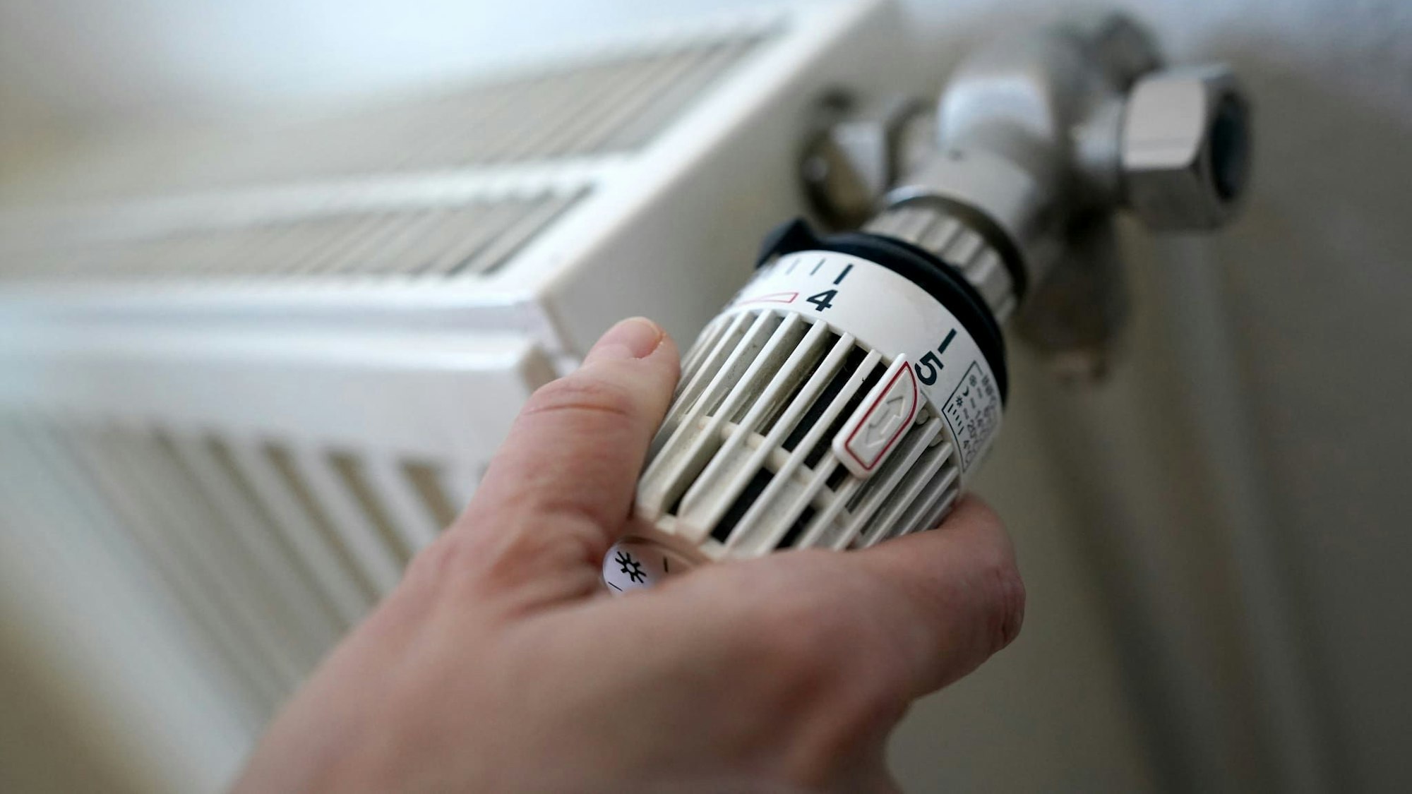 Der Dreh am Thermostat: Beim Heizen soll sich in den nächsten Jahren einiges tun. Es gilt, den CO2-Ausstoß zu verringern. . /