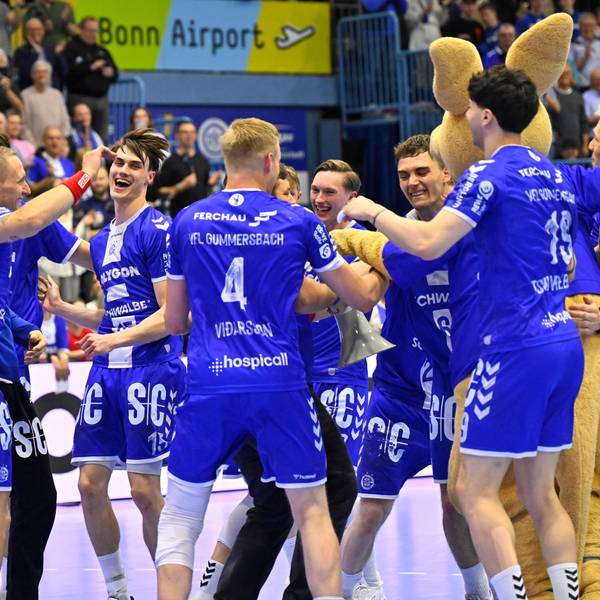 Nach dem Abpfiff tanzen die VfL-Handballer auf dem Spielfeld.
