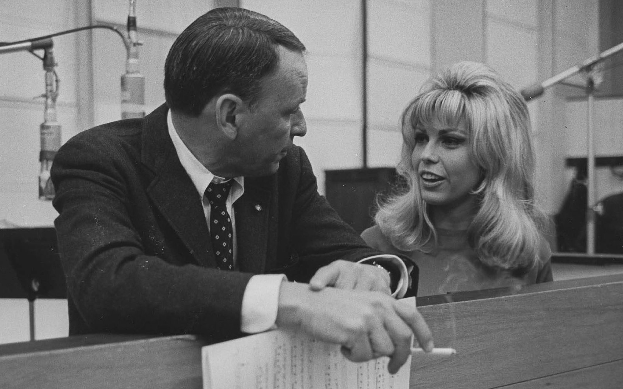 Frank Sinatra mit Tochter Nancy bei ihrer ersten gemeinsamen Recording-Session. Das Vater-Tochter-Duo nahm einige gemeinsame Werke auf. (Bild: IMAGO / ZUMA Press Wire)
