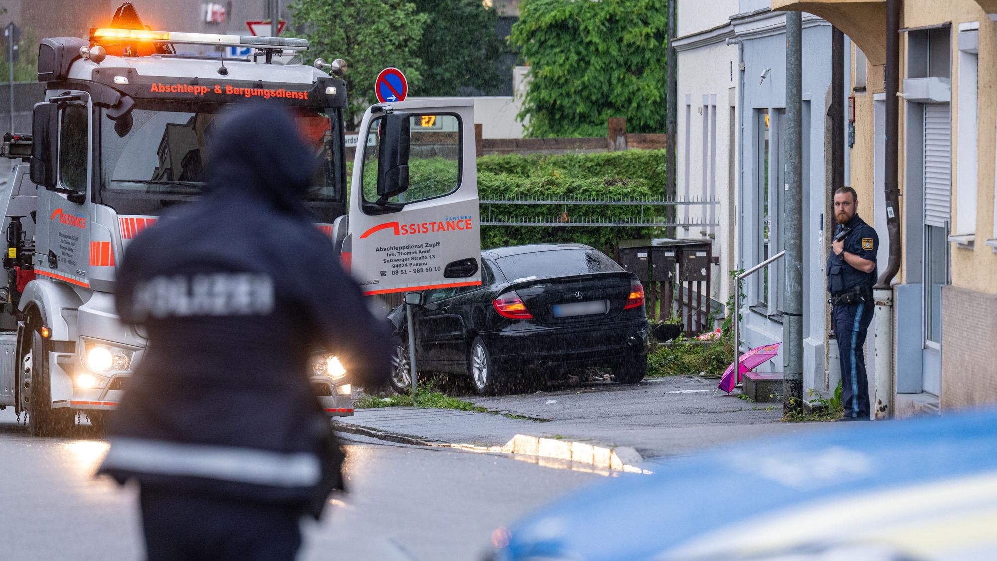 Ein beschädigtes Auto steht auf einem Gehweg in Passau.