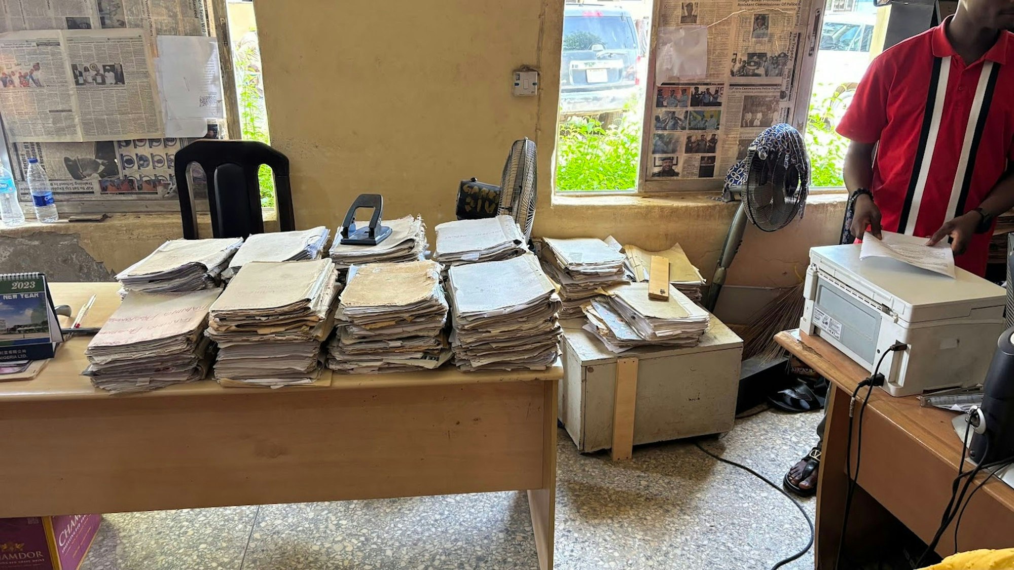 Die Digitalisierung hat in den Polizeistationen noch nicht Einzug gehalten, alles wird auf Papier aufgenommen.