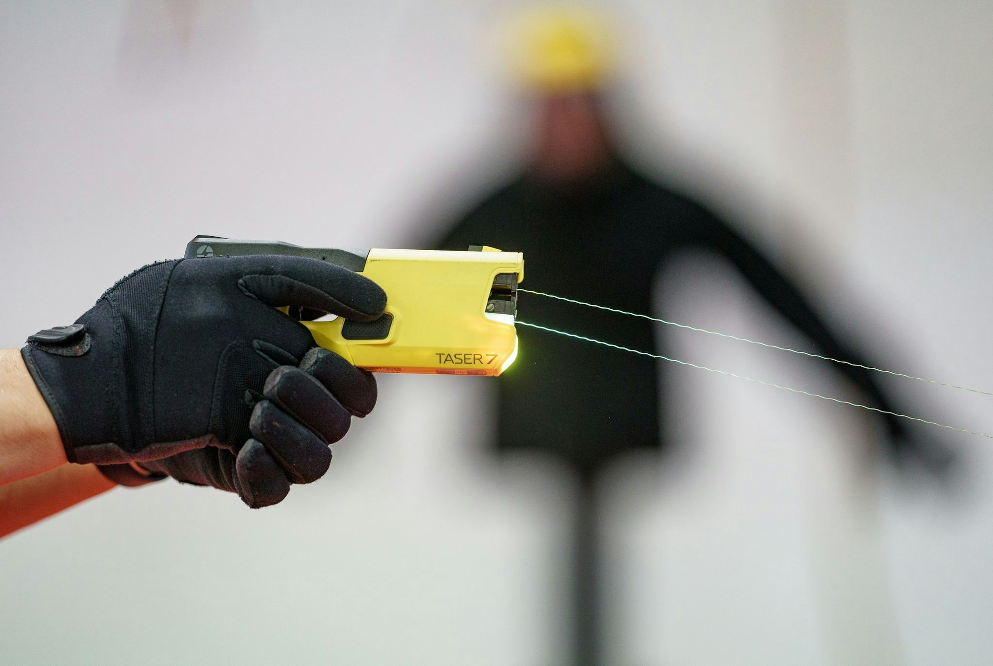 Bundesinnenminister Alexander Dobrindt (CSU) will die Bundespolizei mit Tasern ausrüsten. (Symbolbild)