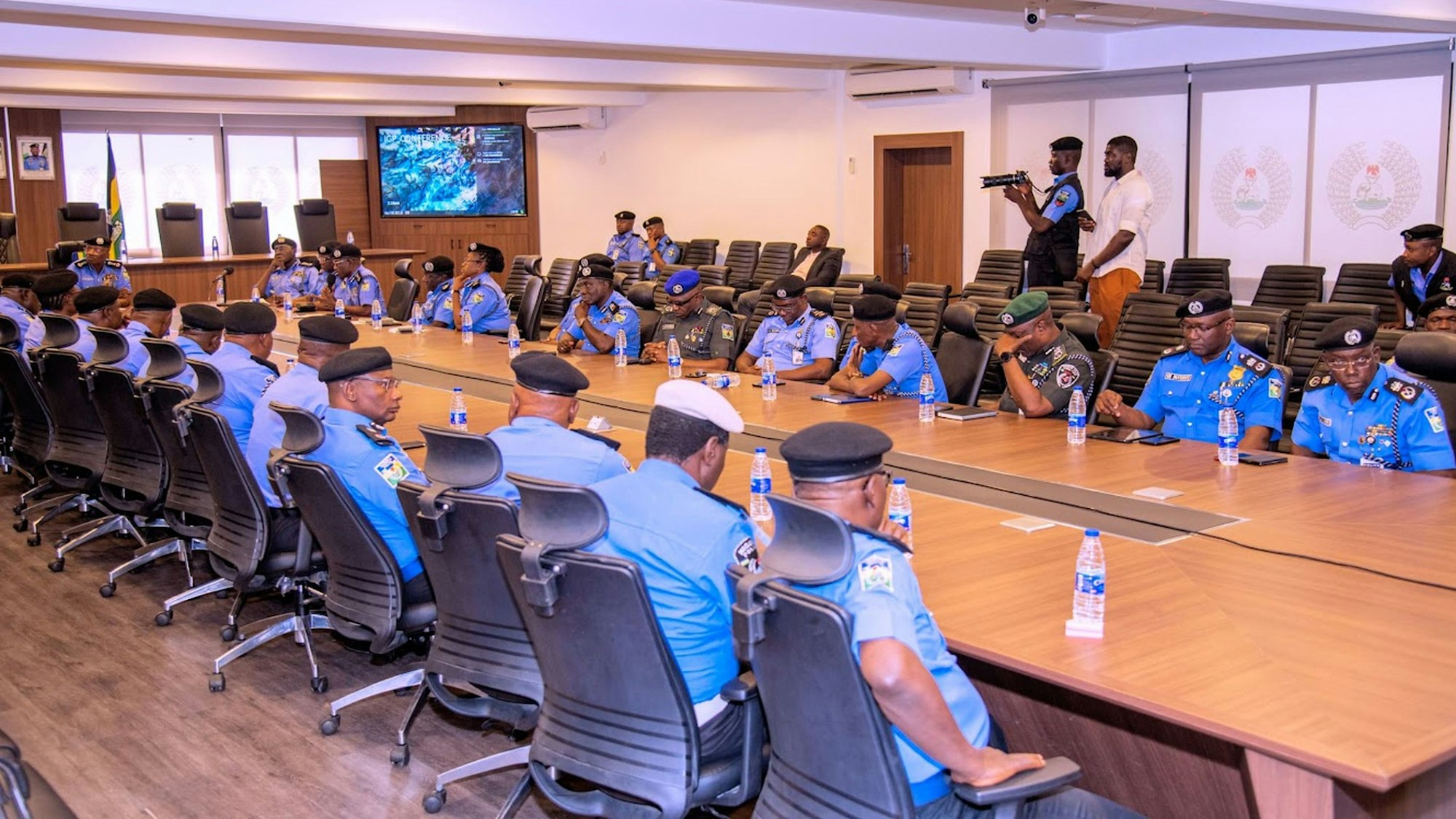 Die Mitarbeiter der Global Security Foundation diskutierten mit dem Polizeimanagement der nigerianischen Polizei.