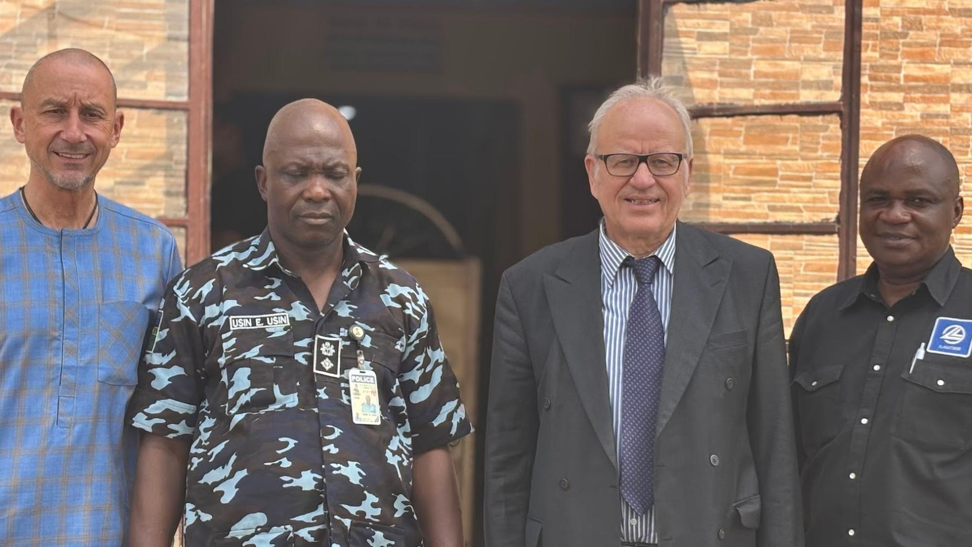 Georg Partenheimer (l.) hat in Abuja, Nigeria, die Polizeireform unterstützt. Ein alter Bekannter: Matthias Seeger (2.v.r.)