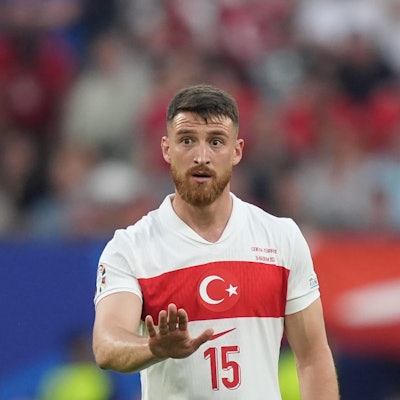 Salih Özcan von der Türkei gestikuliert auf dem Platz.