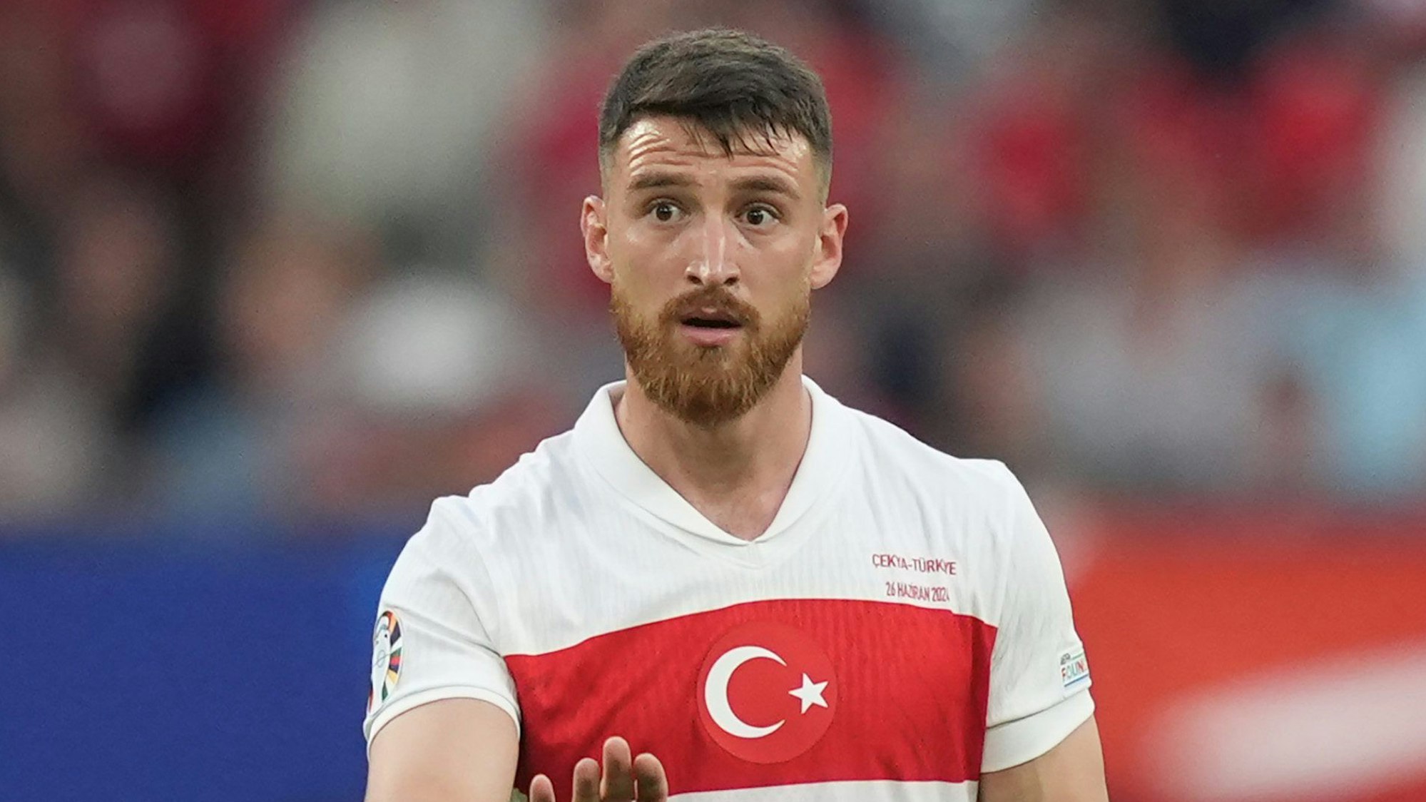 Salih Özcan von der Türkei gestikuliert auf dem Platz.