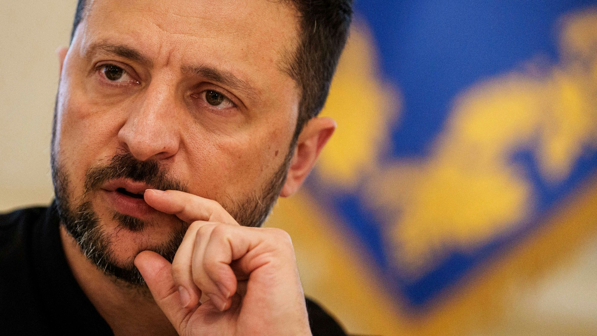 Wolodymyr Selenskyj, Präsident der Ukraine,  spricht zu Journalisten während einer Pressekonferenz.