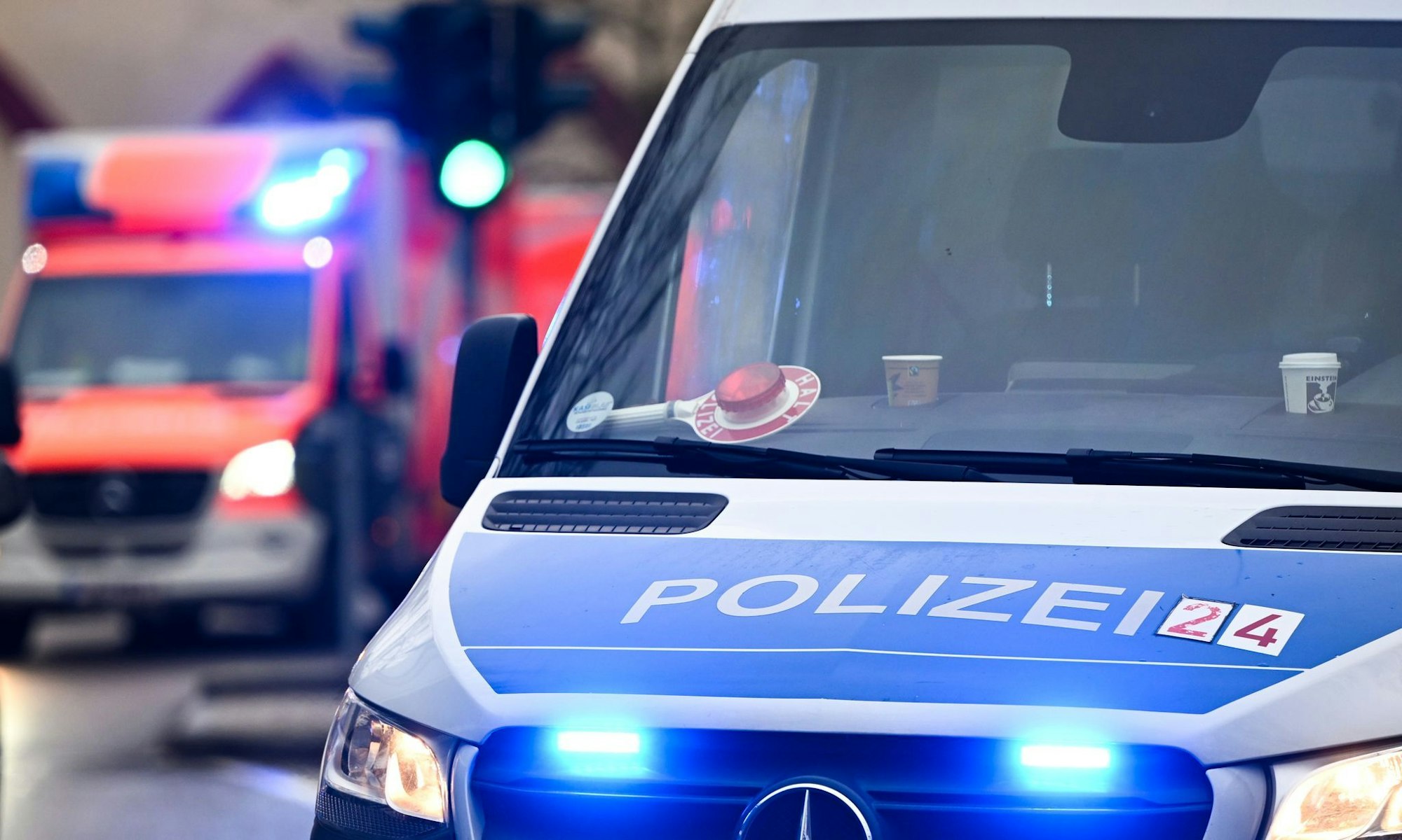 Ein Mann hat vor einem Supermarkt zwei Männer angegriffen, einer wurde schwer verletzt. (Symbolbild)