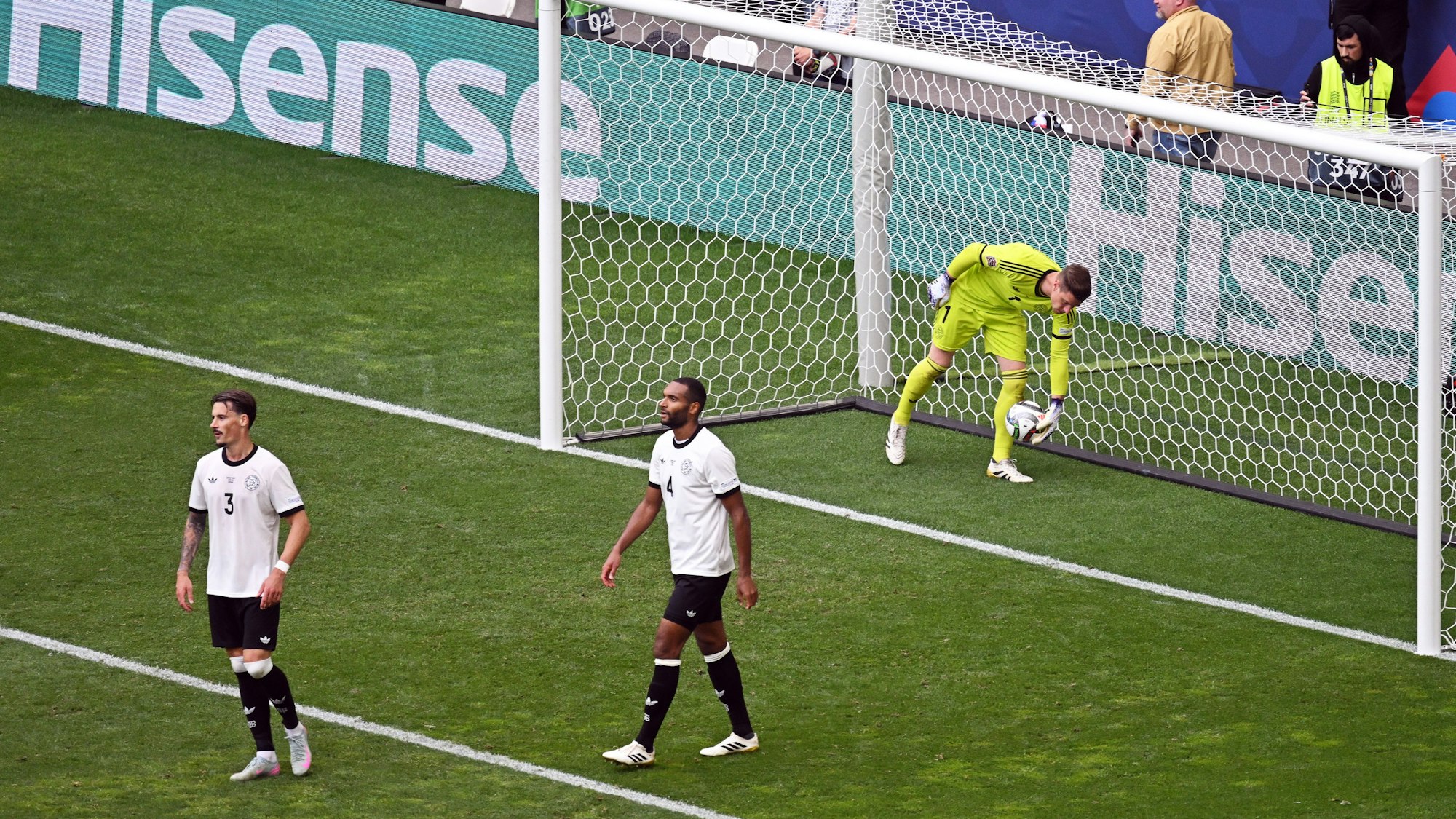 Robin Koch (l-r), Jonathan Tah und Torhüter Marc-André ter Stegen reagieren nach Frankreichs Treffer zum 0:2. Foto: Marijan Murat/dpa