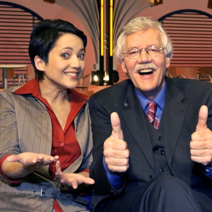 Carlo von Tiedemann sitzt im Studio der „Aktuellen Schaubude“ in Hamburg neben seiner damaligen neuen Co-Moderatorin Madeleine Wehle.