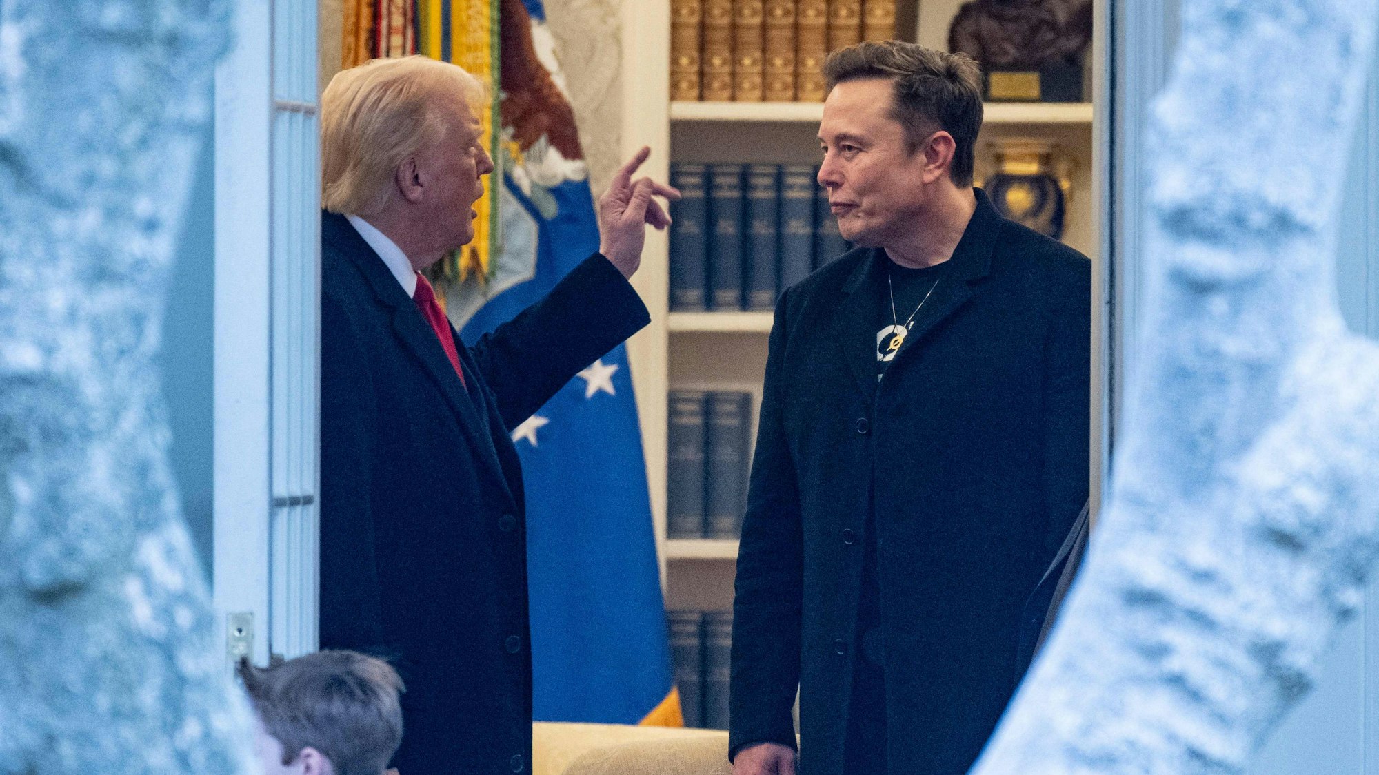 Donald Trump und Elon Musk diskutieren.