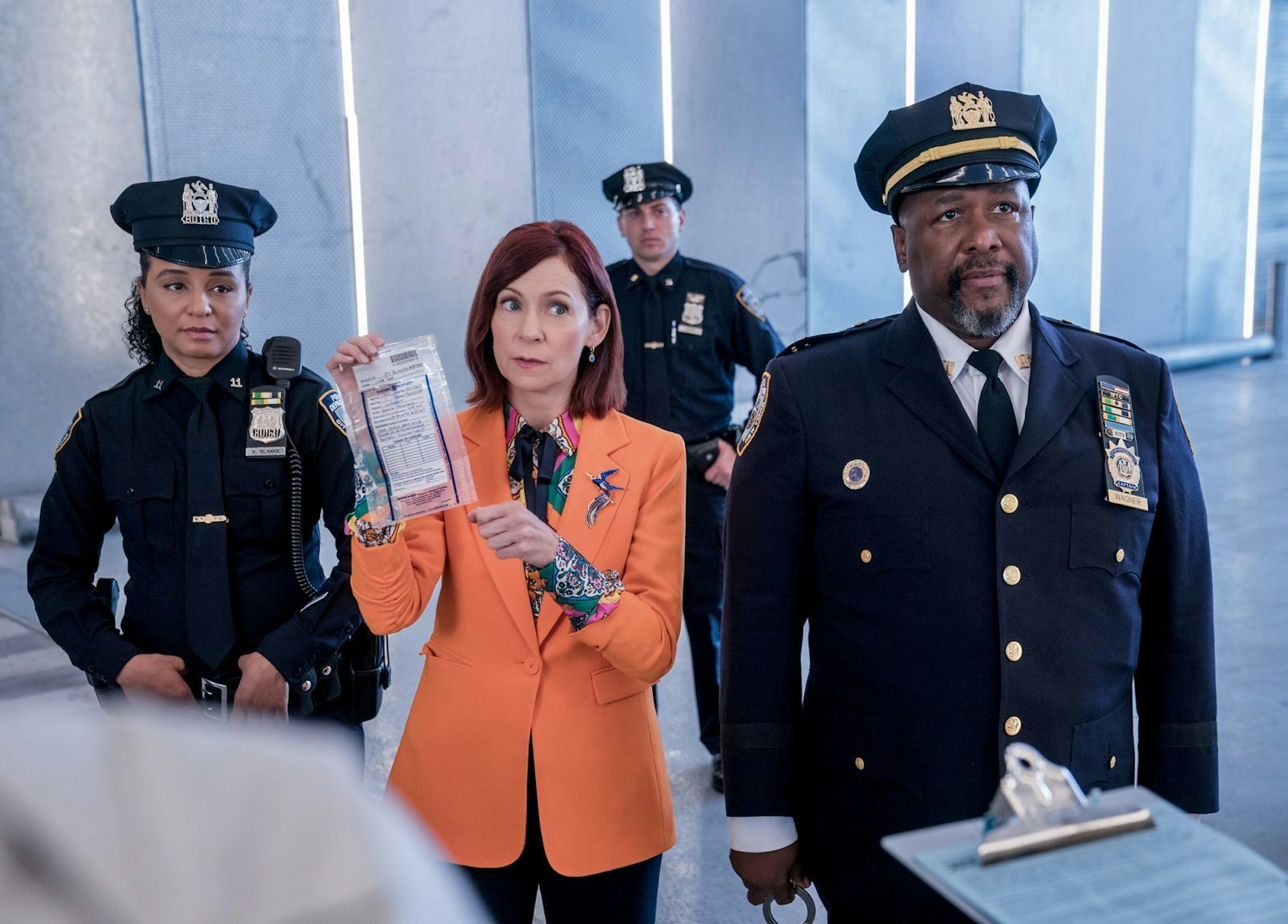 Officer Kaya Blanke (Carra Patterson, links) und Captain Wagner (Wendell Pierce, rechts) haben sich mittlerweile an ihre ungewöhnliche Kollegin Elsbeth Tascioni (Carrie Preston) gewöhnt. (Bild: Michael Parmelee/2024 CBS Broadcasting)