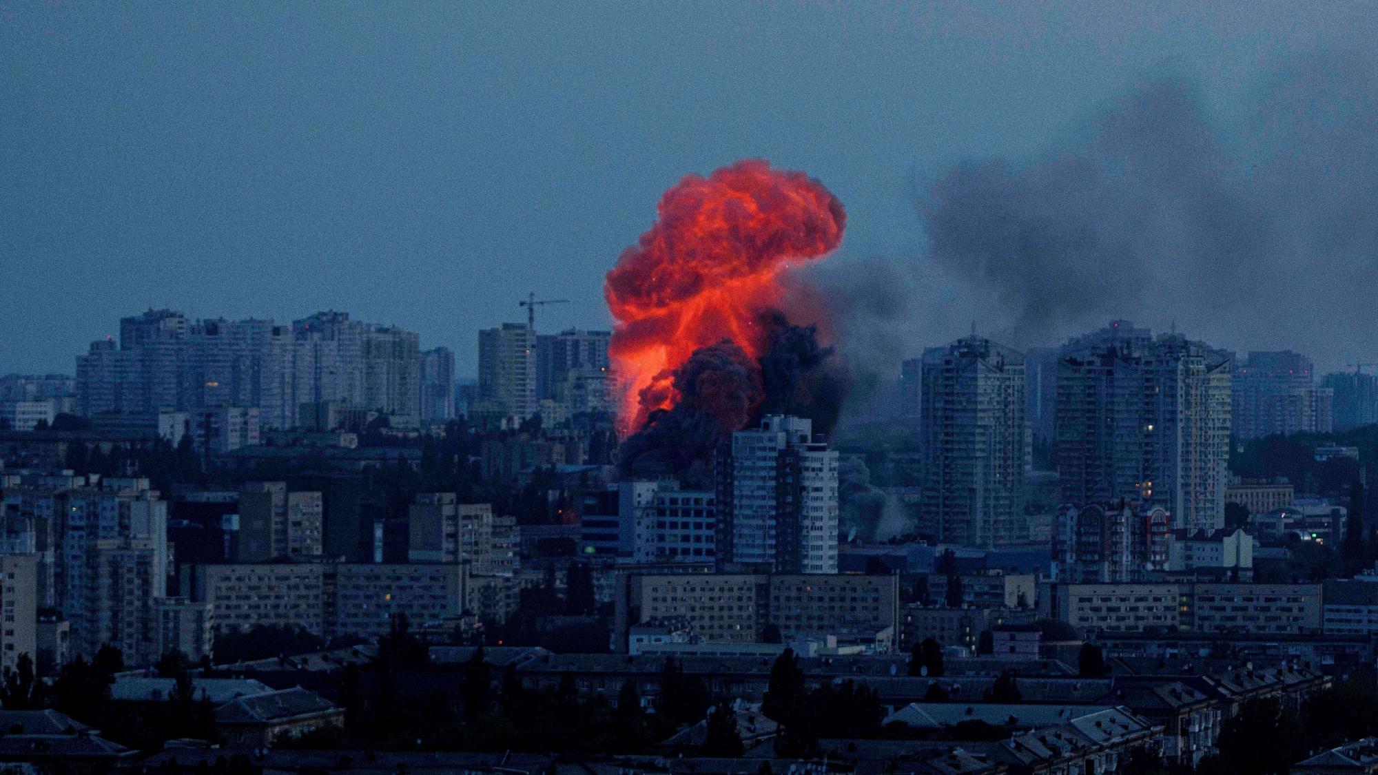Eine Explosion nach russischem Luftangriff auf Kiew (Symbolbild)