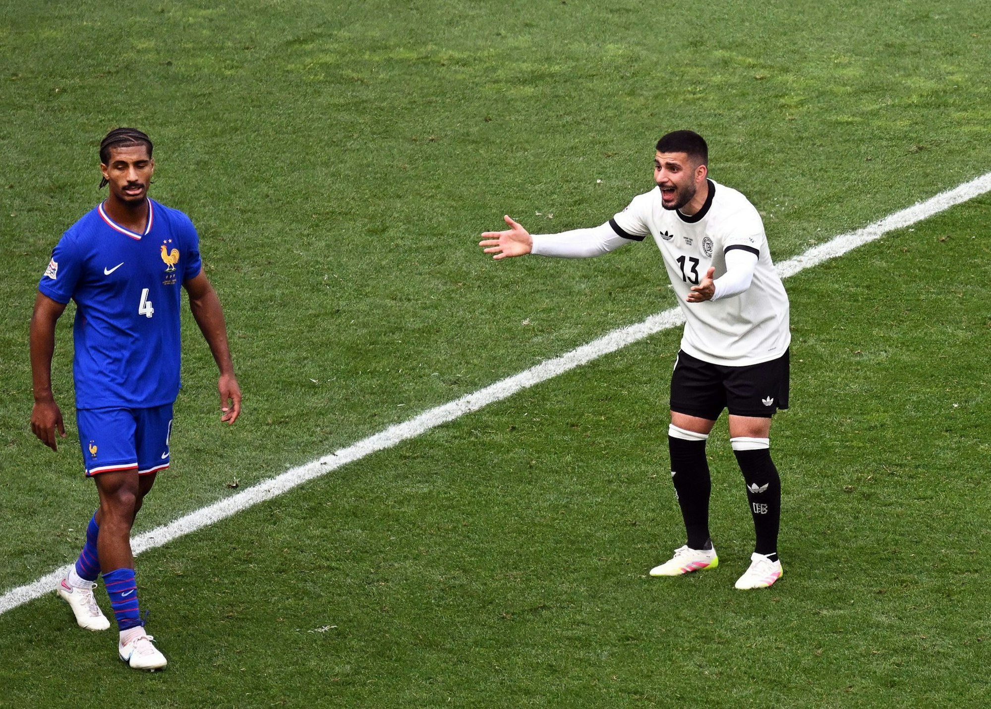 Deniz Undav (r) trifft - doch nach Videobeweis gilt sein Tor zum 1:1 nicht.