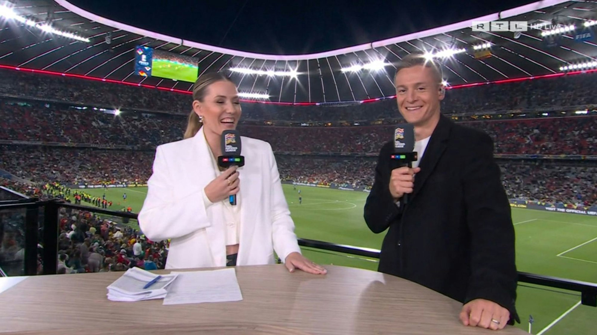 Laura Papendick freut sich über Komplimente von Felix Kroos (Bild: RTL)