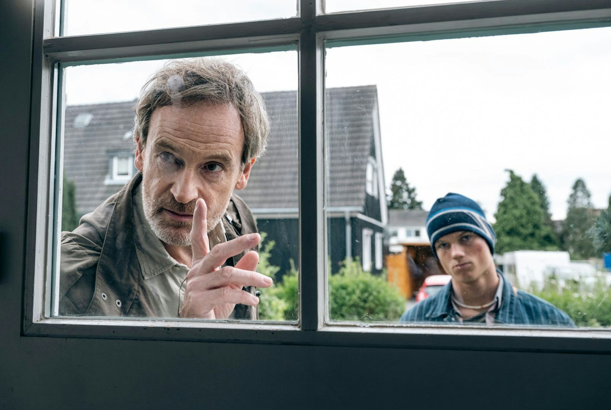 Kommissar Peter Faber (Jörg Hartmann, links) muss im „Tatort: Feuer“ den Fall einer misshandelten Frau aufklären, die bei einem Hausbrand ums Leben gekommen ist. Ihr Sohn Finn Gebken (Caspar Hoffman) wird vom Dortmunder Ermittler dazu verpflichtet, ihm zu helfen. (Bild: WDR/Martin Rottenkolber)