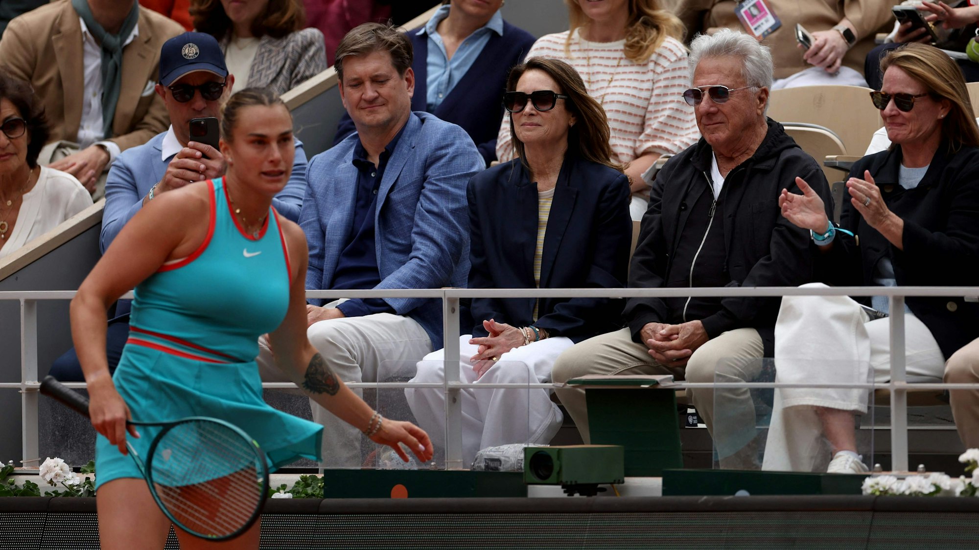 In Paris saß Dustin Hoffman und seine Ehefrau Lisa gleich an der Handtuchablage der Tennisprofis, wie hier im Fall von Aryna Sabalenka.