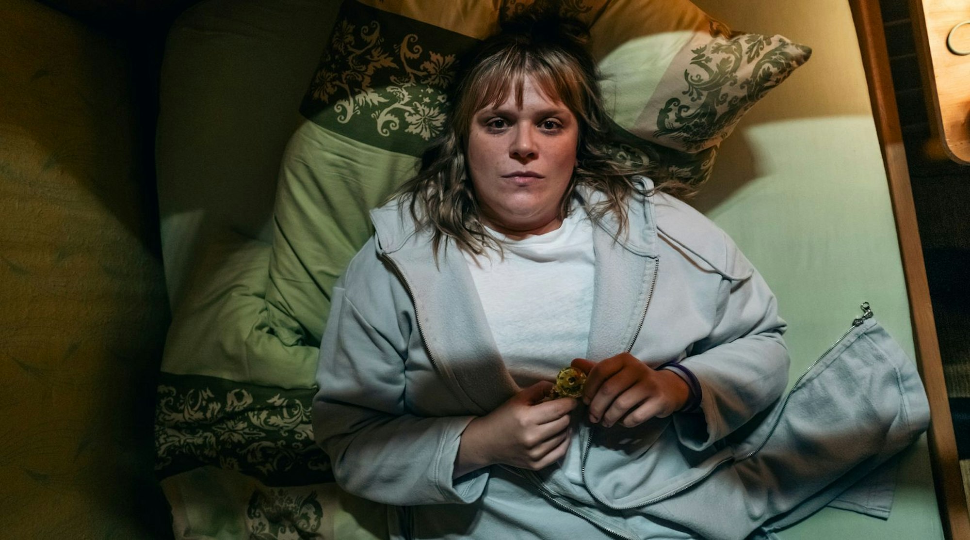 Rosa Herzog (Stefanie Reinsperger) hat ein schlechtes Gewissen, weil sie sich als verdeckte Ermittlerin in ein Frauenhaus eingeschlichen hat - wo sie immer mehr das Vertrauen der Bewohnerinnen gewinnt. (Bild: WDR/Martin Rottenkolber)
