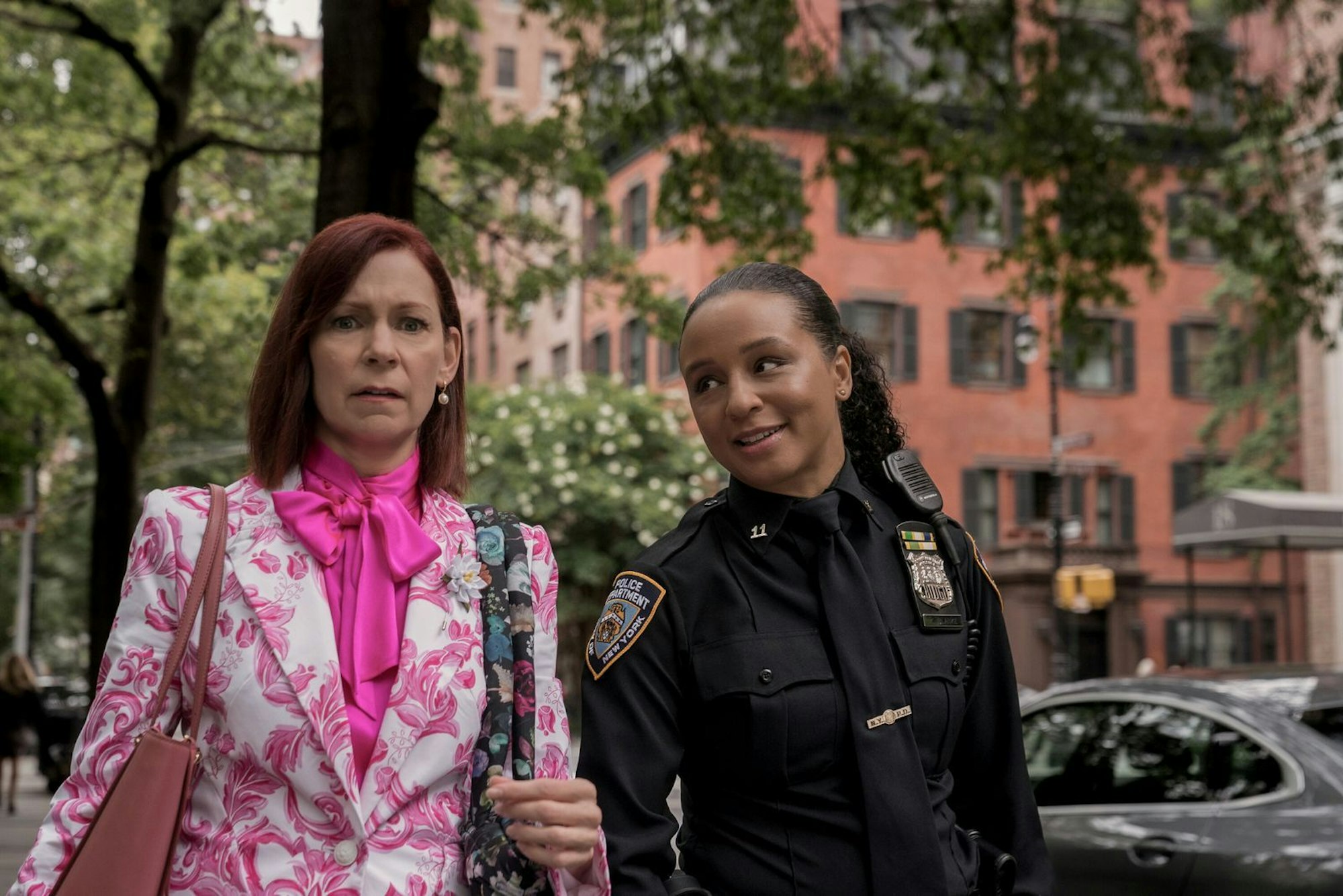 Elsbeth Tascioni (Carrie Preston, links) und Officer Kaya Blanke (Carra Patterson) verstehen sich auch außerhalb der Dienststelle gut. (Bild: Michael Parmelee/2024 CBS Broadcasting)