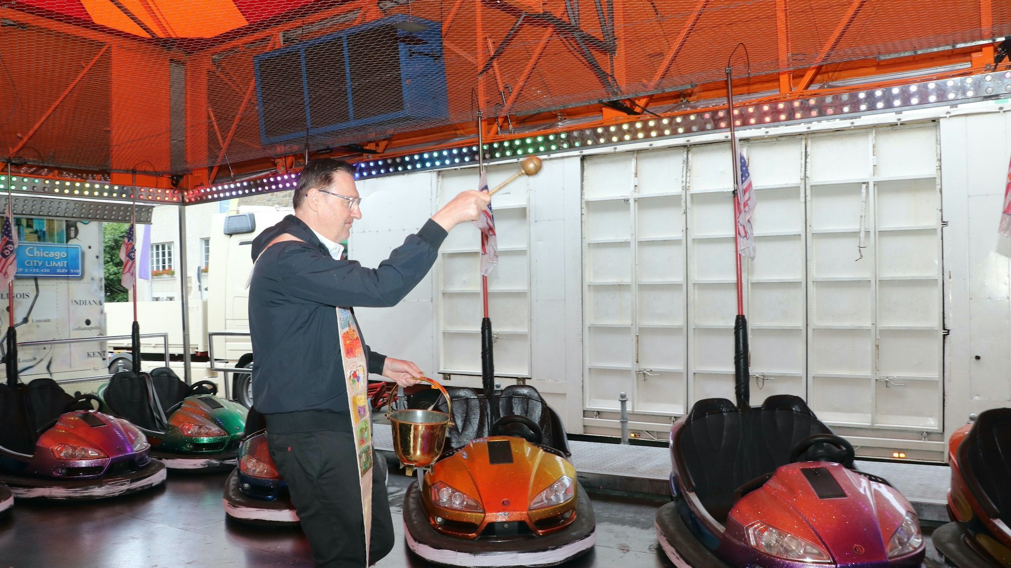 Pfarrer Hörter bei der Segnung des Autoscooters