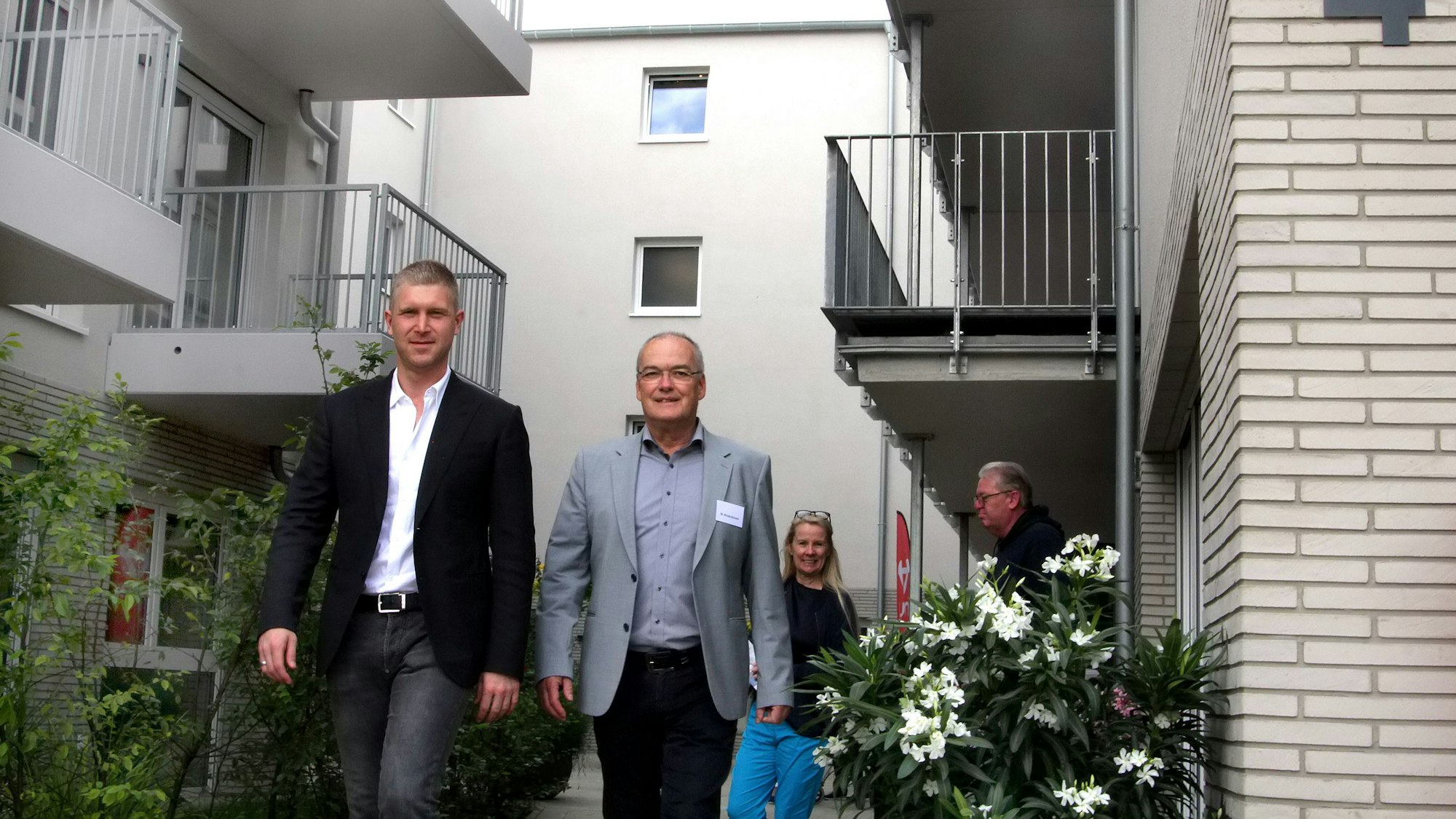 Das Foto zeigt die Geschäftspartner vor dem Gebäude der Seniorenresidenz.