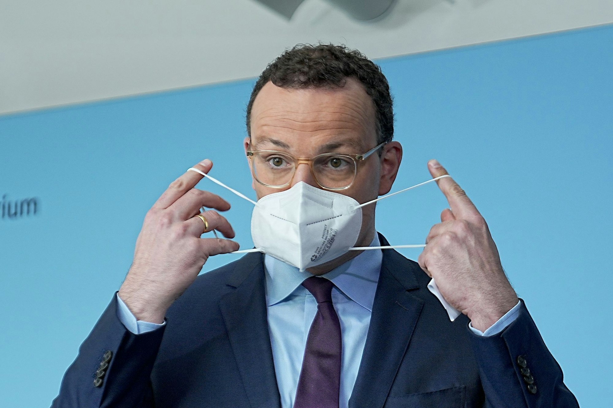Unionsfraktionschef Jens Spahn rechtfertigt die Beschaffung teurer Masken. (Archivbild)