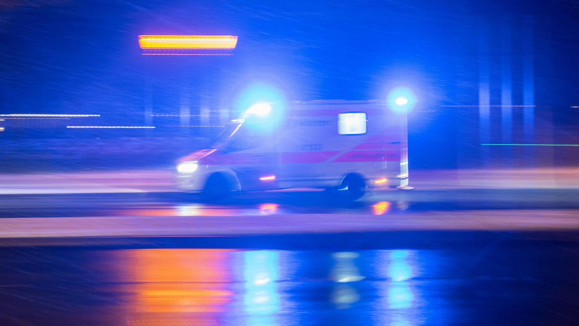 Ein Krankenwagen auf dem Weg zum Einsatz. (Symbolbild)