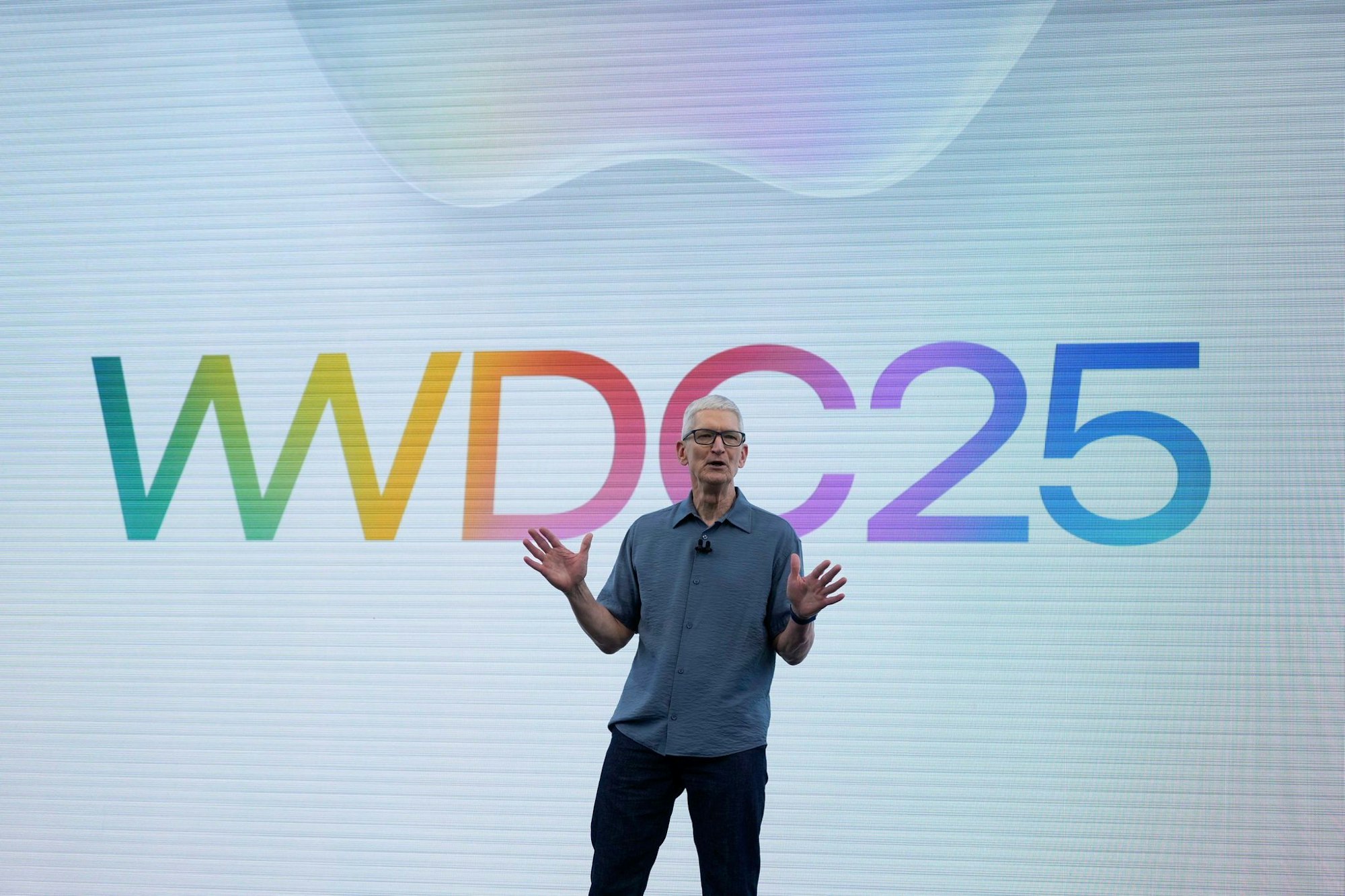 Apple-Chef Tim Cook begrüßte die Teilnehmer der WWDC mit einer kurzen Ansprache. Die Neuigkeiten stellte der Konzern wieder mit einem Video vor.