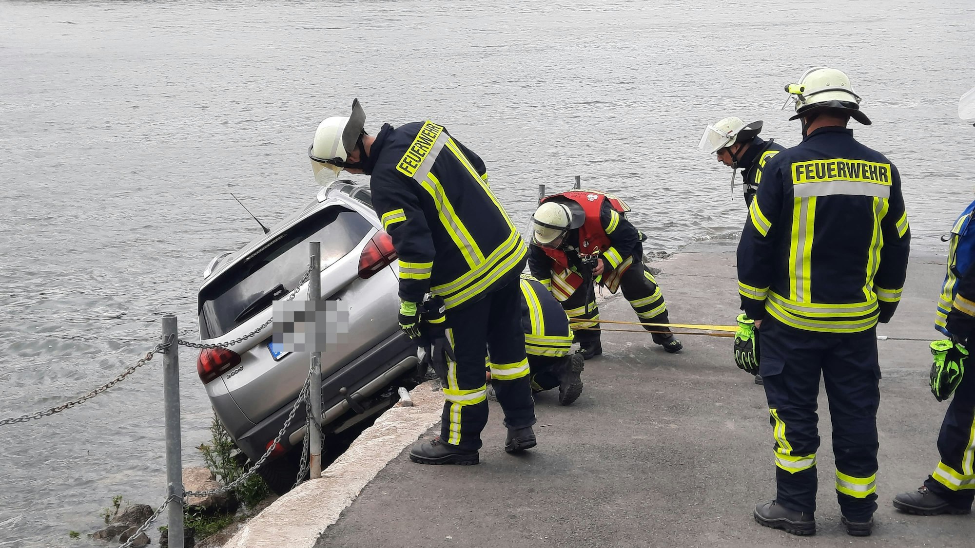 An der Fähre in Königswinter-Niederdollendorf rollte ein Auto fast in den Rhein.