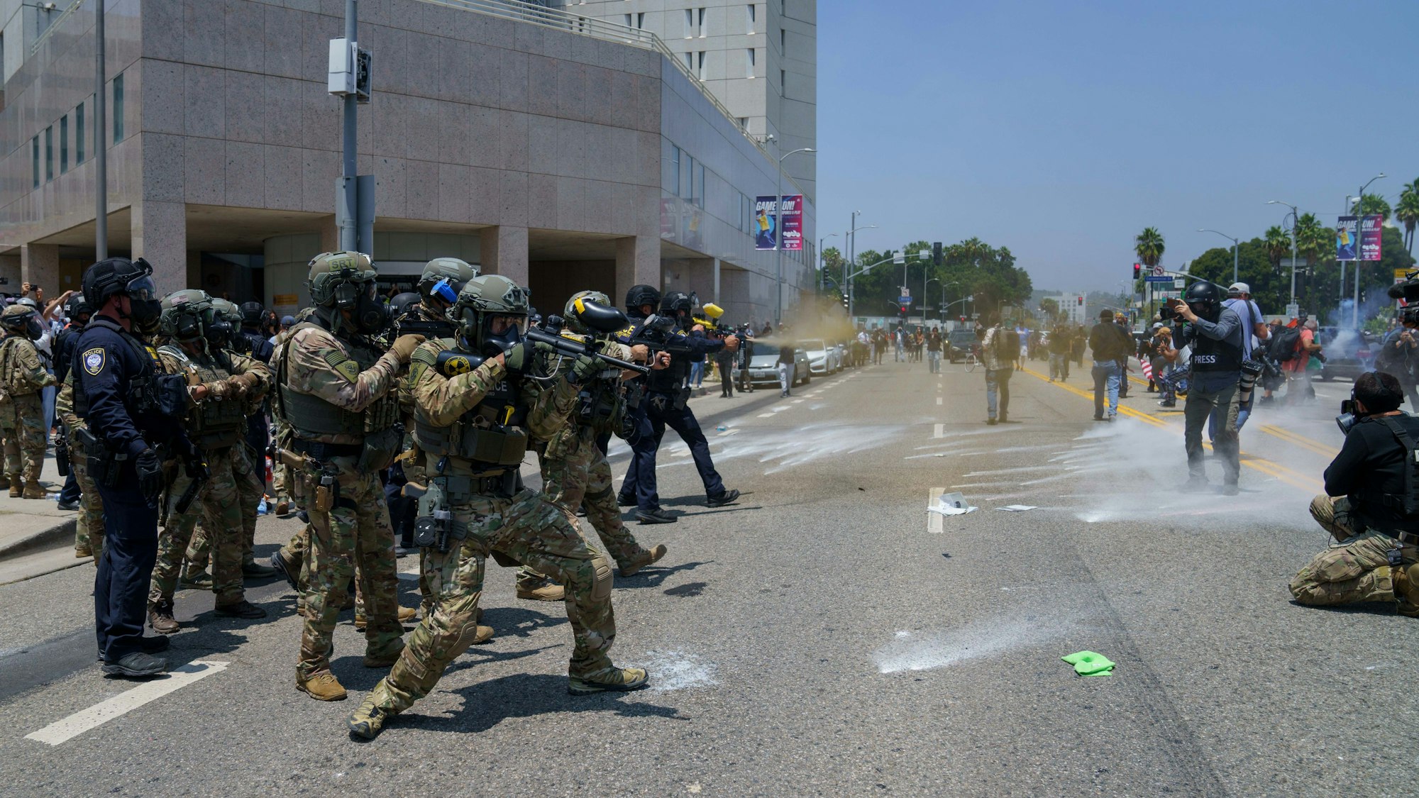 08.06.2025, USA, Los Angeles: Soldaten der kalifornischen Nationalgarde feuern Tränengas und Gummigeschosse auf Demonstranten. Seit Tagen wird in Kalifornien gegen Operationen der US-Einwanderungsbehörde ICE protestiert. Foto: Daniel Powell/ZUMA Press Wire/dpa +++ dpa-Bildfunk +++