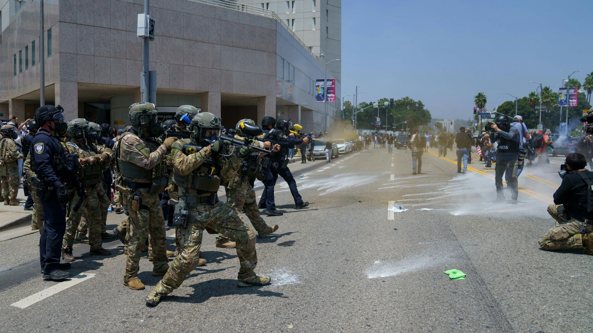 08.06.2025, USA, Los Angeles: Soldaten der kalifornischen Nationalgarde feuern Tränengas und Gummigeschosse auf Demonstranten. Seit Tagen wird in Kalifornien gegen Operationen der US-Einwanderungsbehörde ICE protestiert. Foto: Daniel Powell/ZUMA Press Wire/dpa +++ dpa-Bildfunk +++