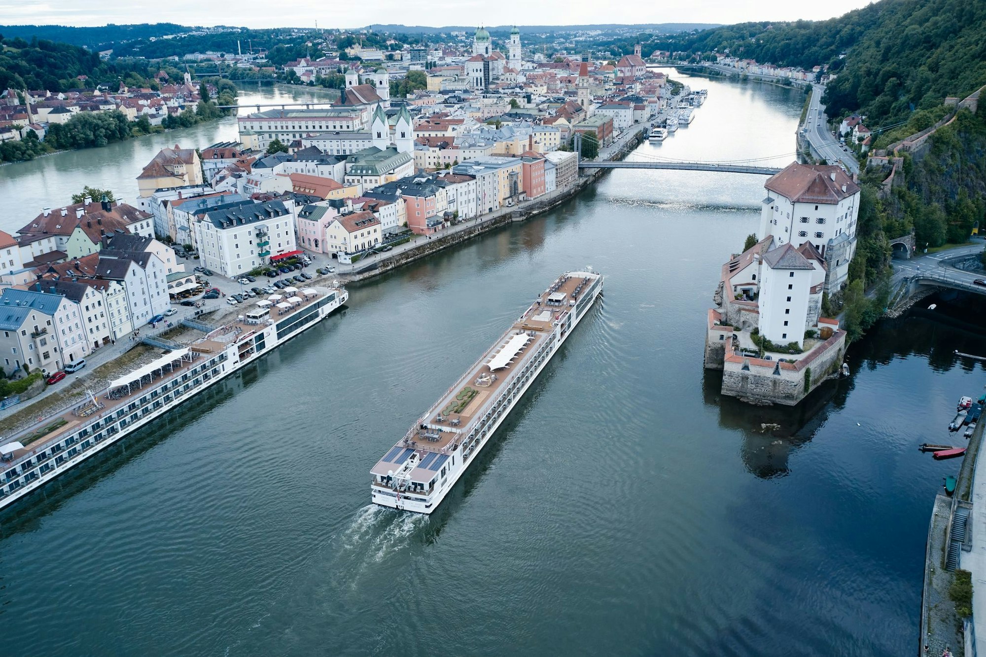 Flussschiff auf der Donau in Passau: Meist sind die Anlegestellen zentral gelegen - ideal für Erkundungen in den Städten.