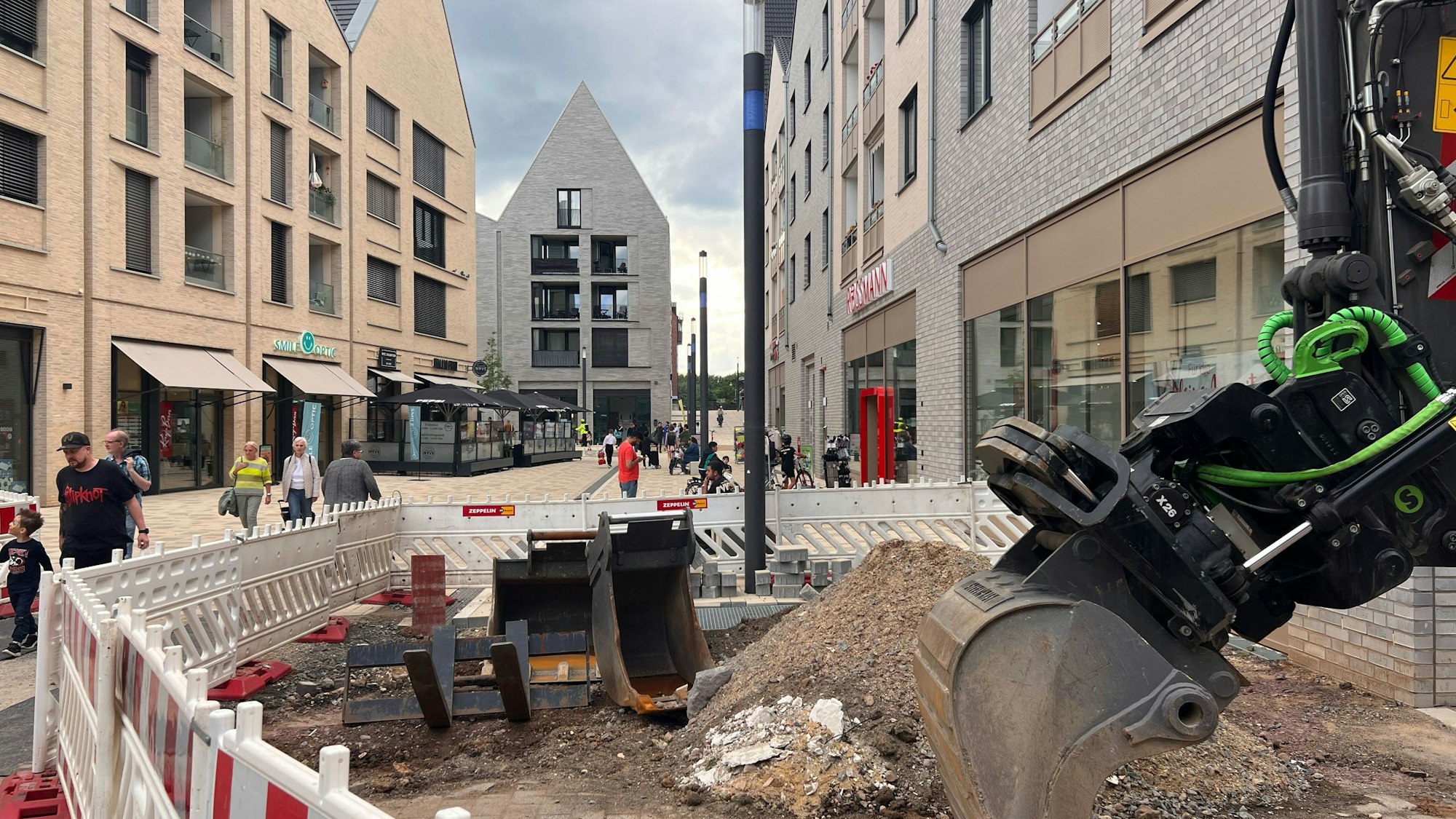 Wo früher das alte Hertie/Karstadt-Gebäude stand, befinden sich drei Häuser mit Geschäften und Wohnungen.