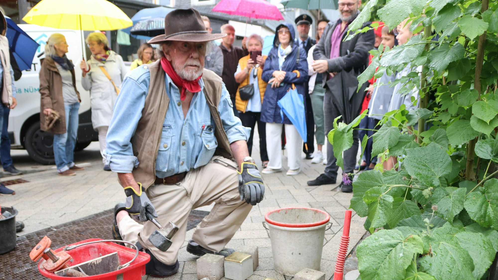 Das Bild zeigt den Künstler Gunter Demnig im Juni im Ortskern von Nümbrecht. Dort verlegte er weitere Stolpersteine.