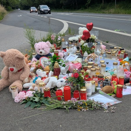 Das Foto zeigt die Gedenkstätte am Straßenrand.