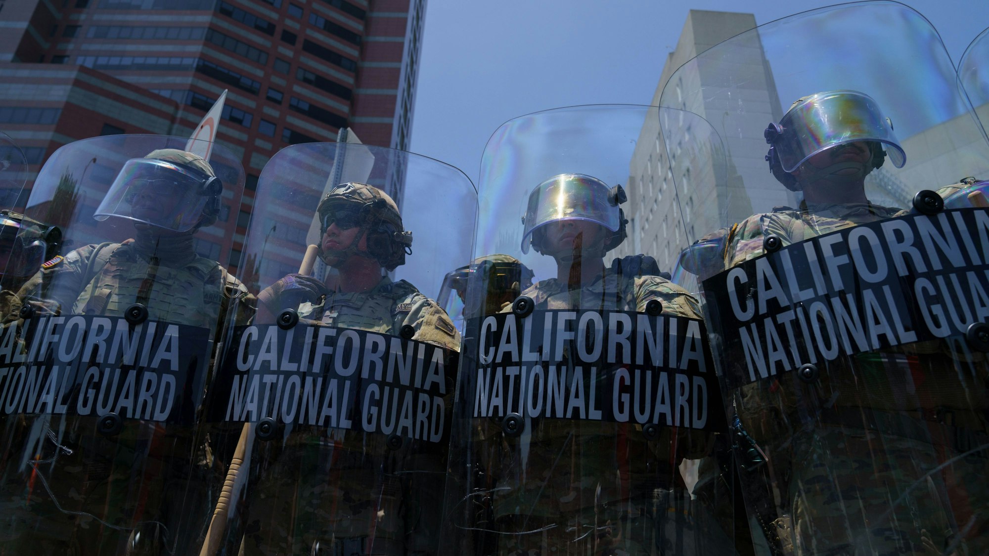 08.06.2025, USA, Los Angeles: Soldaten der kalifornischen Nationalgarde stehen Wache vor dem Roybal Federal Building. Seit Tagen wird in Kalifornien gegen Operationen der US-Einwanderungsbehörde ICE protestiert. Foto: Daniel Powell/ZUMA Press Wire/dpa +++ dpa-Bildfunk +++