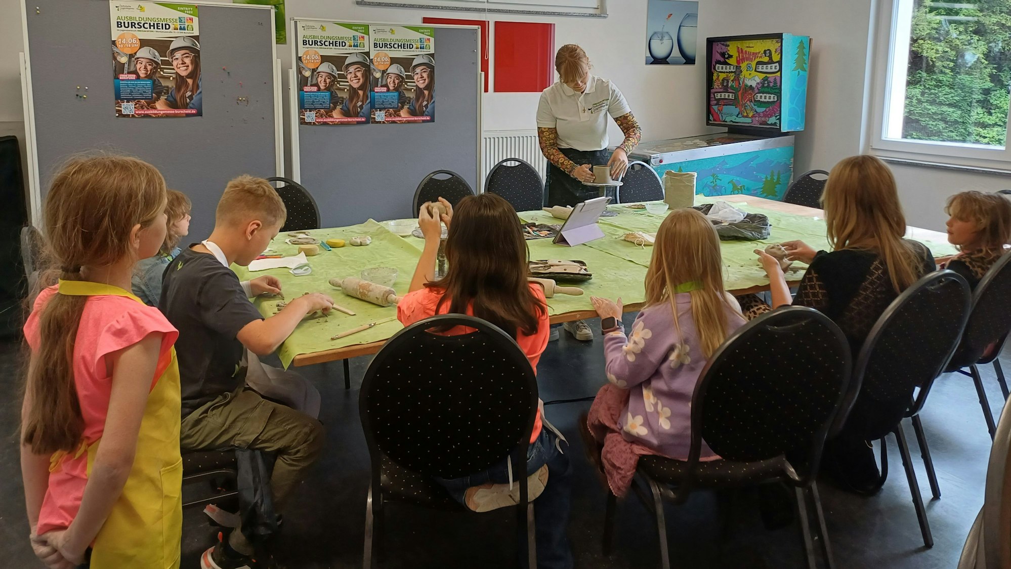 Kinder arbeiten mit Ton im Jugendzentrum Megafon.